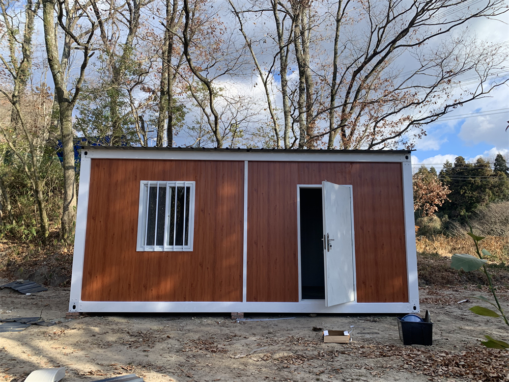 3m×6m×2.8m、三角屋根付き、木目