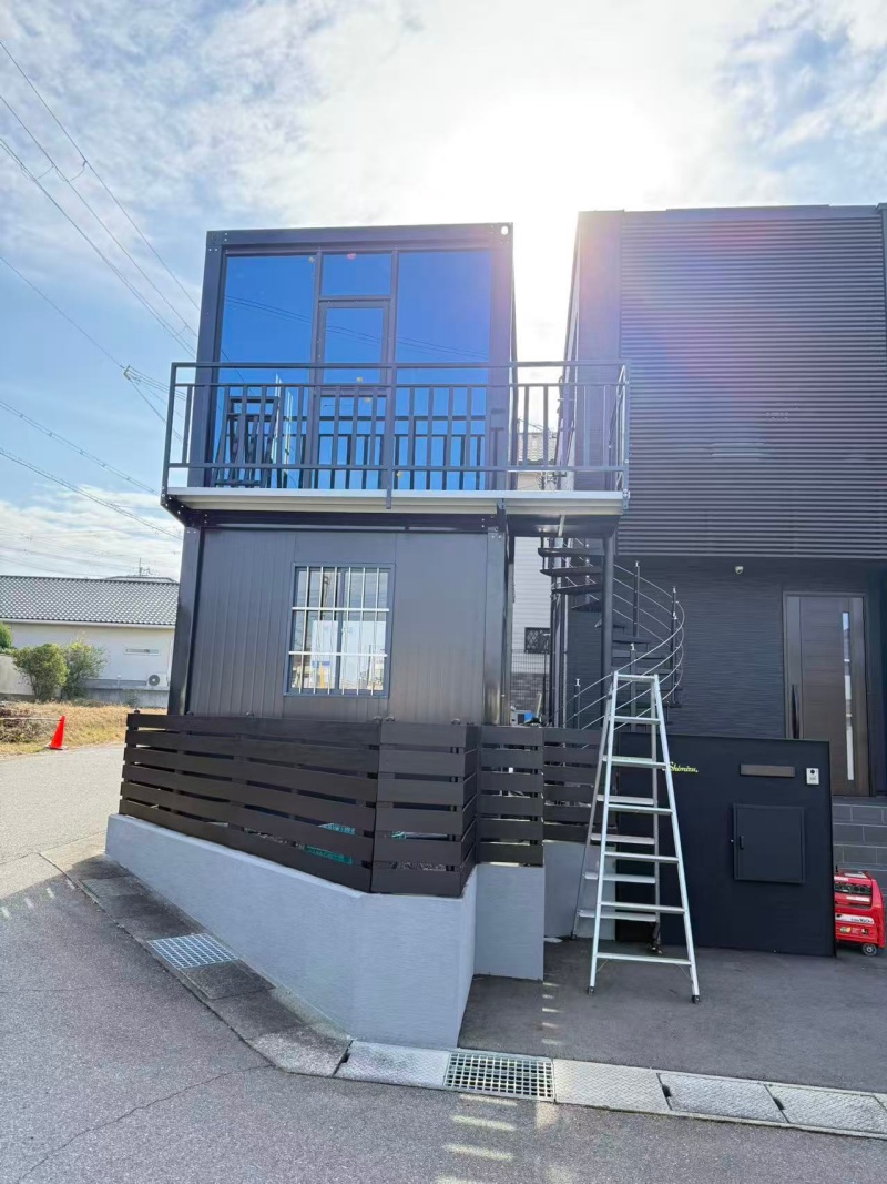 3m×4.1mの、ガラス扉付き・螺旋階段