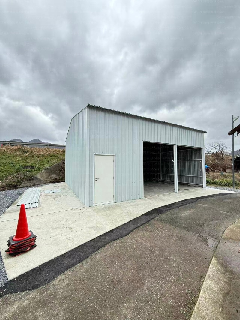 農機具倉庫：長さ8.5m × 幅8.3m